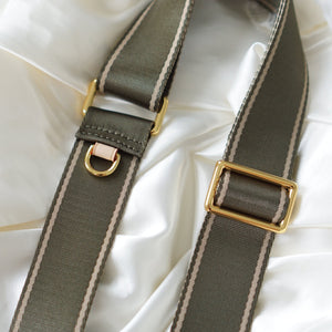 The perfect accessory to customise your bags (eg Louis Vuitton Mini Pochette, Pochette Accessoires, Pochette Metis), convert your small leather goods into a bag (eg  Cosmetic Pouch, Toiletry 26) or to customise your very own Multi Pochette Accessoires! The perfect alternative for the bandoulière strap!