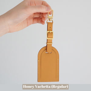 Luxegarde’s Vachetta Leather Luggage Tag With Clip is the perfect accessory to customise the look of your Louis Vuitton bags and purses! Comes with a gold buckle clip so it's ready to be clipped on onto any hardware or keychain. This luggage tag can be customised with monogram letters or emojis!