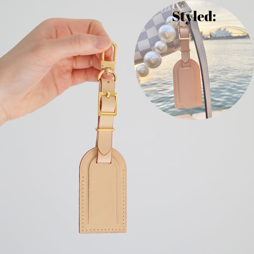 Luxegarde’s Vachetta Leather Luggage Tag With Clip is the perfect accessory to customise the look of your Louis Vuitton bags and purses! Comes with a gold buckle clip so it's ready to be clipped on onto any hardware or keychain. This luggage tag can be customised with monogram letters or emojis!