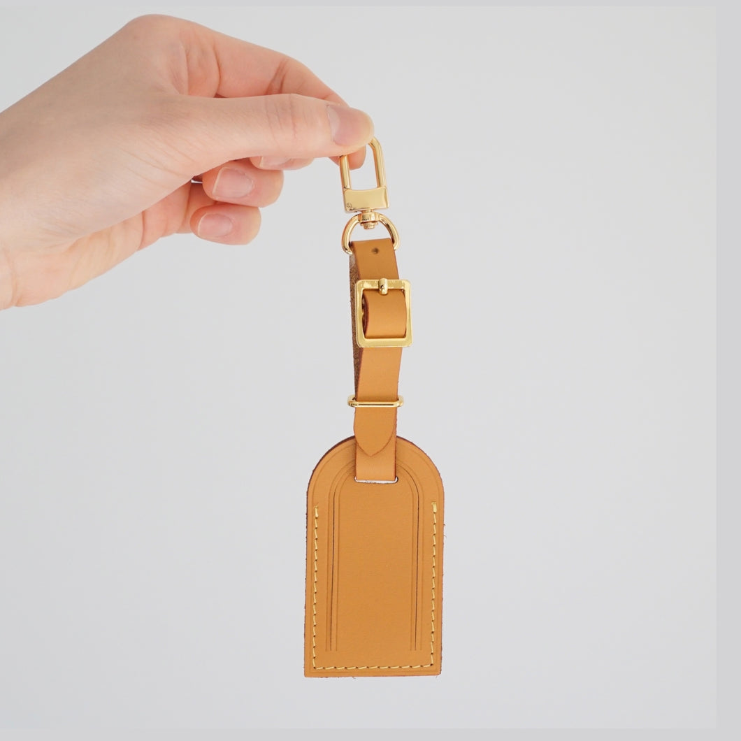 Luxegarde’s Vachetta Leather Luggage Tag With Clip is the perfect accessory to customise the look of your Louis Vuitton bags and purses! Comes with a gold buckle clip so it's ready to be clipped on onto any hardware or keychain. This luggage tag can be customised with monogram letters or emojis!