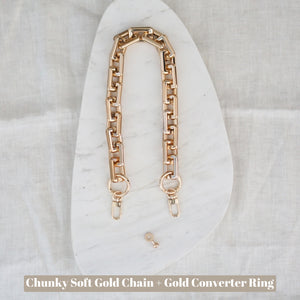 Luxegarde's Pouch Converter Ring is perfect for turning your pouches or wallets with a zipper into a wristlet or crossbody bag. Suitable for Chanel Cosmetic Pouch, Nice Nano, Nice Mini etc. Together with Luxegarde’s Chunky Gold Chain Strap, this is the perfect set to convert your favourite small leather goods into a bag or just as a replacement strap.